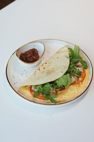 Сытная тортилья с курицей и омлетом