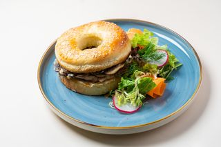 Бейгл с куриной грудкой и грибами