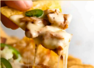 Nachos con pollo, cheddar e cipolla croccante