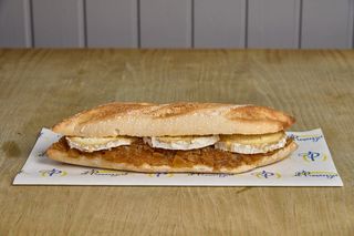 Bocata de queso de cabra con cebolla caramelizada