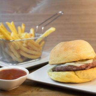 Bonoburguer + Patatas Bravas