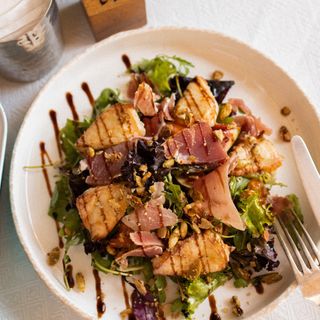 Салат з хурмою та смаженим сулугуні