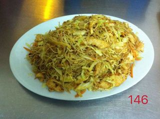 146 Пържено оризово фиде с пилешко и къри, зеленчуци и яйца