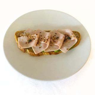 Tostada de Aguacate, Pavo y Semillas