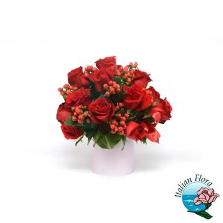 Composizione di rose e bacche rosse