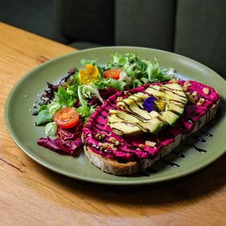 Tosta de Hummus Beterraba e Abacate