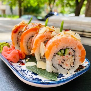 Salmon Almond roll 4pcs