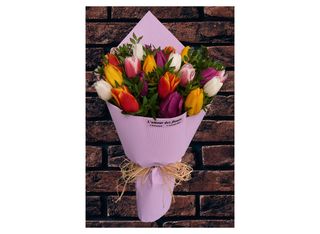 Букет 21 бр разноцветни лалета в лилава хартия 