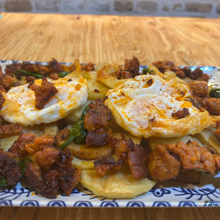 Huevos rotos con picadillo