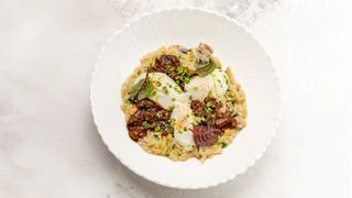 Паста орзо в грибном соусе с томленными щечками