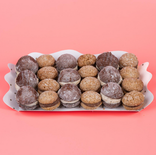 PLATOU TE ASTEPT LA O CAFEA