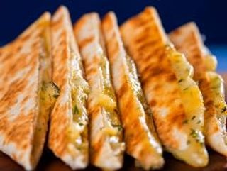 Тортила сандвич с кашкавал, сирене, картофи и салата