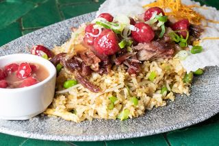 Arroz frito con confit de pato y salsa de frambuesas