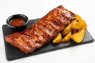 Coasta de porc cu sos BBQ cartofi wedges 