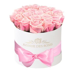 Trandafiri roz in cutie alba