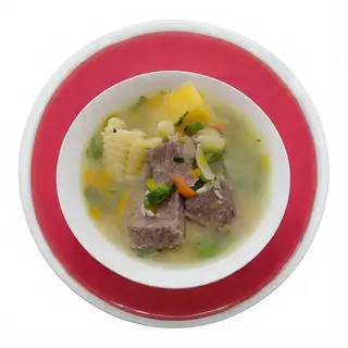 Cazuela de caldo de ternera fina con verdura picantes