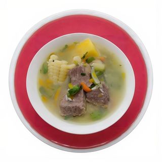 Cazuela de caldo de ternera fina con verdura picantes
