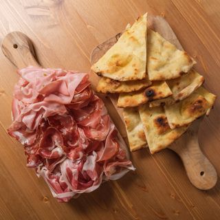 Tagliere di salumi misti con schiacciatina