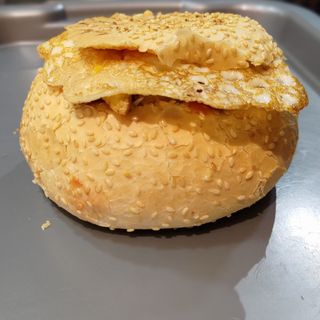 Burgher de pui cu ou