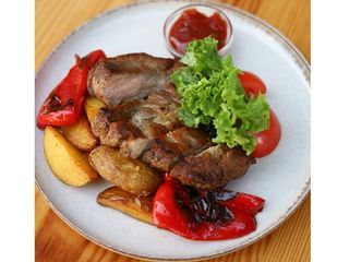 Стейк зі свинини запечений в печі з овочами (200/150/50г)