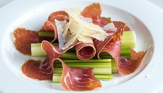 Bresaola con sedano e scaglie di grana