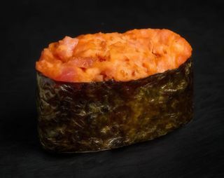 Гункан спайсі тунець (35г)