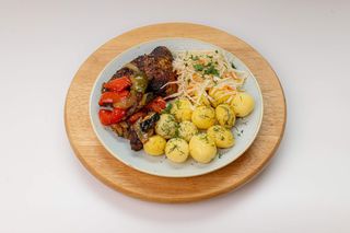 Udko z kurczaka z ziemniakami i surówką