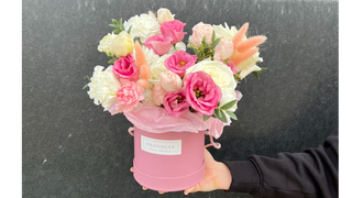 Flowerbox z białych i różowych kwiatów