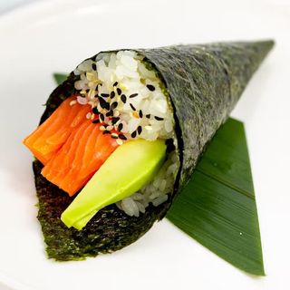 56 Temaki sake e avocado