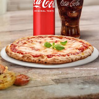 Pizza Margherita con patatine e Coca -Cola lattina 330 ml