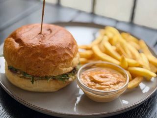 Burger z ośmiornicą i frytkami