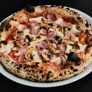 Pizza Prosciutto e Funghi