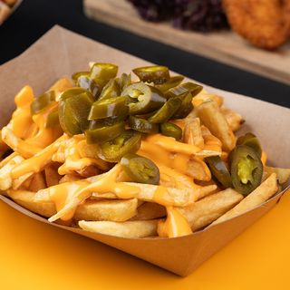 ფრი ჰალაპენიოთი და ყველის სოუსით