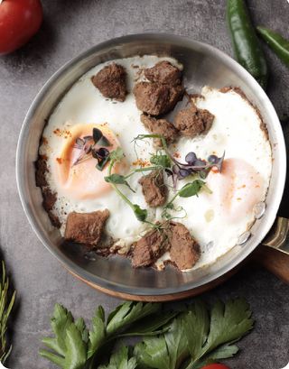 Жареные яйца с мясом