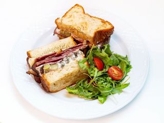 Sándwich de Pastrami