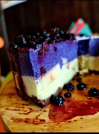 Tort raw cu vanilie si fructe de padure