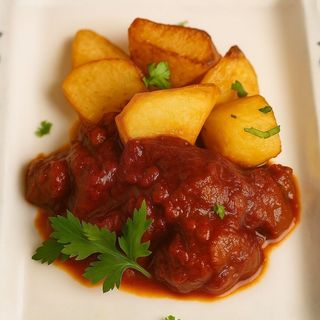 Carillada en salsa con patatas fritas