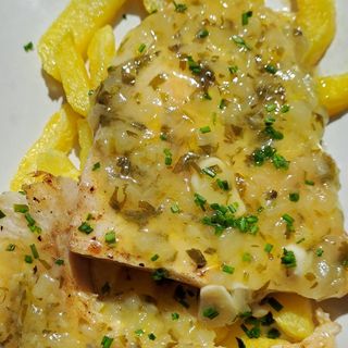 Pez espada  con salsa ajiverde