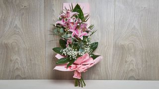 Orijentalni ljiljan sa zelenilom