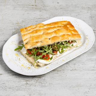 1. Mozarella Fiordilatte, Tomate Cherry, Pesto a la Genovese, Rúcula