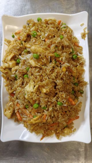 Пържен ориз с пилешко месо гъби и соев сос (700г)