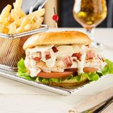 Caesar Chicken Burguer + guarnición