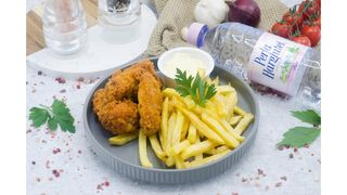 Aripioare crocante,cartofi prajiti,sos de maioneza cu usturoi,apa plata