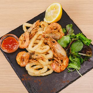 Fritto di calamari e gamberi