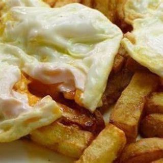 Huevos Rotos con sobrasada