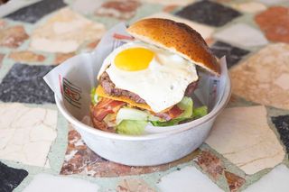 Eggburger + patatas fritas