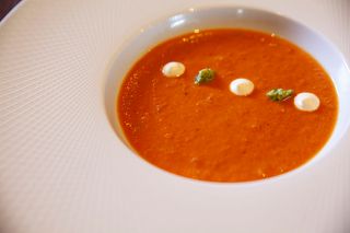 Sopa de tomate con nata