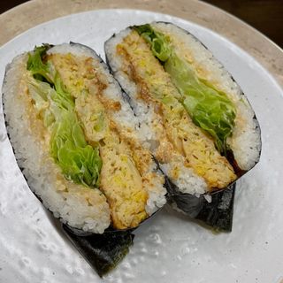 Onigirazu Okonomiyaki y Okaka