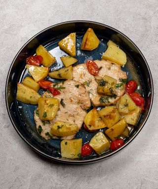 Cotlet de porc cu cartofi țărănești la cuptor