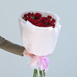 11 ტოტისგან შემდგარი ჰოლანდიური ვარდების და სფრეი ვარდების კომბინაცია 